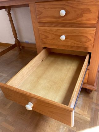 Mesa de madera de pino