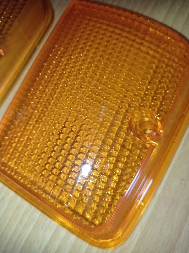 Tulipán traseras derechas del Seat 127. Nuevas. 