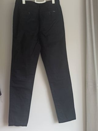 Pantalón de hombre. Pull and Bear.