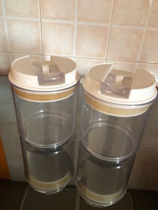 Due barattoli in plastica con chiusura ermetica