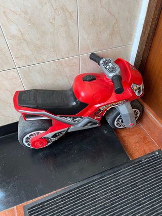 Moto molto premium roja