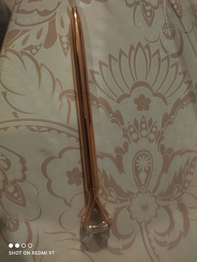 Penna particolare colore oro rosa con pietra 