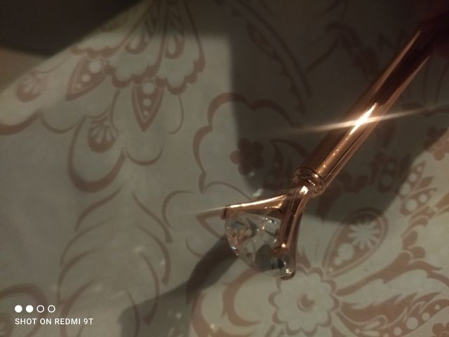 Penna particolare colore oro rosa con pietra 