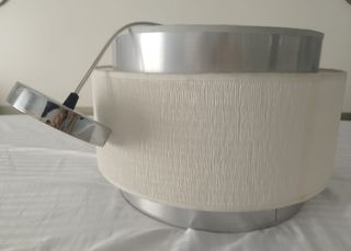 Lámpara techo y mesitas de noche