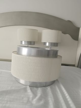 Lámpara techo y mesitas de noche