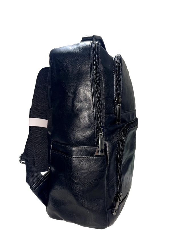 Mochila em pele sintética com cabo para banco de energia