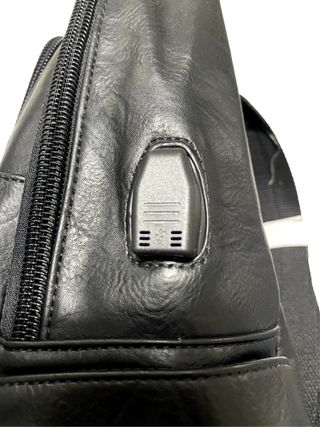 Mochila piel sintetica con cable para power bank
