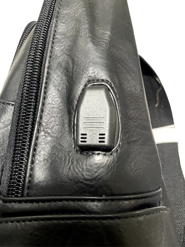 Mochila em pele sintética com cabo para banco de energia