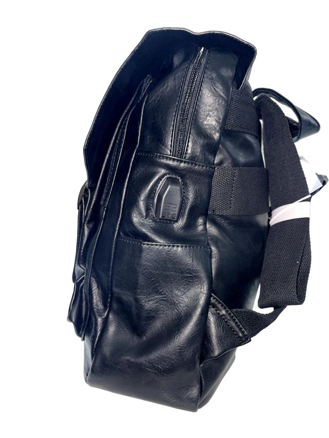 Mochila em pele sintética com cabo para banco de energia