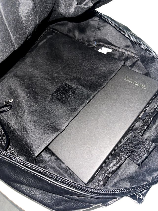 Mochila em pele sintética com cabo para banco de energia