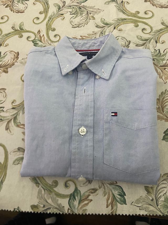 Camisa azul tommy hilfiger 6 años . 8€
