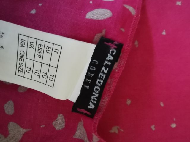 Maxi foulard color fucsia con motivo teschietti