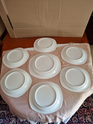 Piatti piani in ceramica dipinta