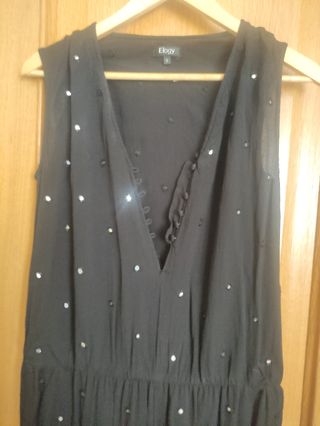 Mono negro sin mangas con bolsillos