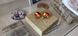 Originales pendientes con ámbar, madera y oro