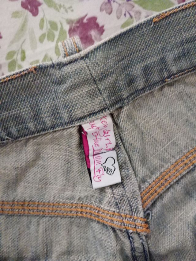 Pantaloni di jeans al ginocchio