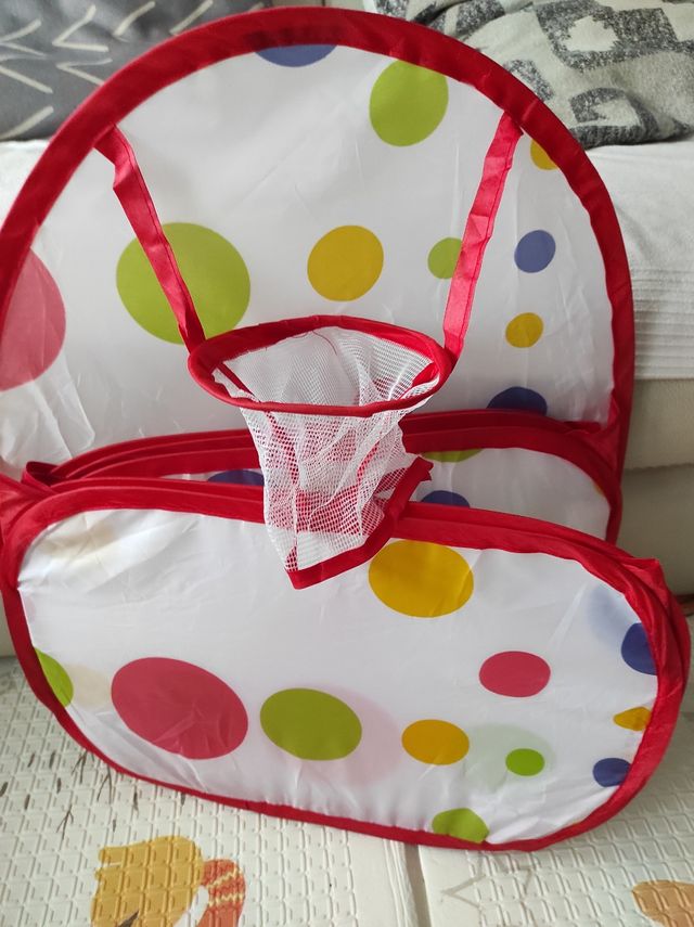 Piscina de bolas y bolas de regalo