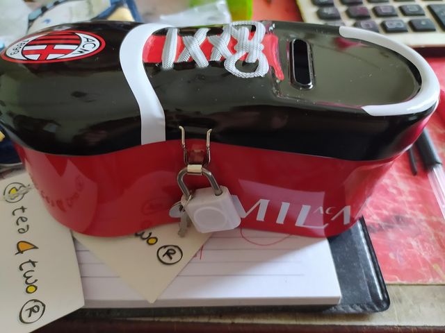 salvadanaio con lucchetto scarpa calcio Milan