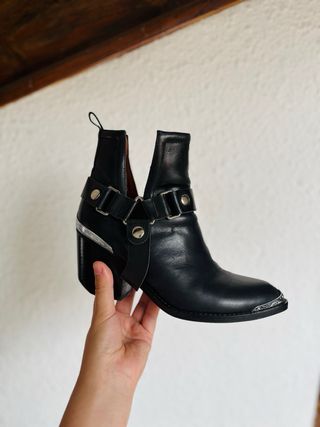 BOTÍN ORWELL BLACK BY JEFFREY CAMPBELL