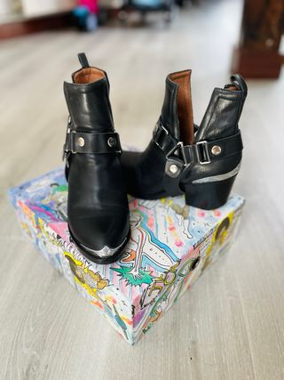 BOTÍN ORWELL BLACK BY JEFFREY CAMPBELL