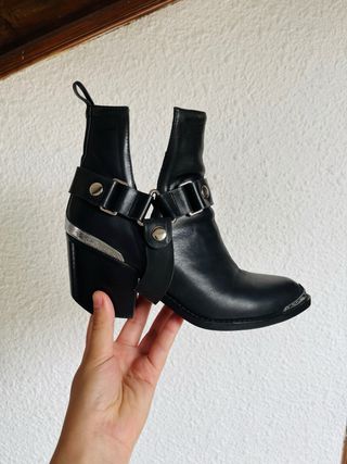 BOTÍN ORWELL BLACK BY JEFFREY CAMPBELL
