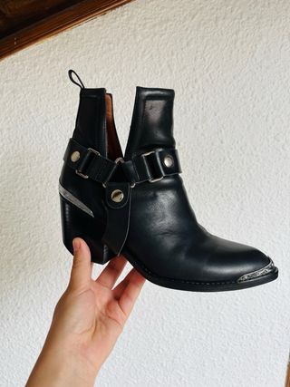 BOTÍN ORWELL BLACK BY JEFFREY CAMPBELL