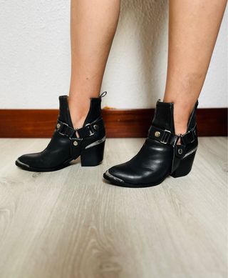 BOTÍN ORWELL BLACK BY JEFFREY CAMPBELL
