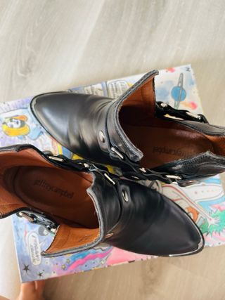 BOTÍN ORWELL BLACK BY JEFFREY CAMPBELL