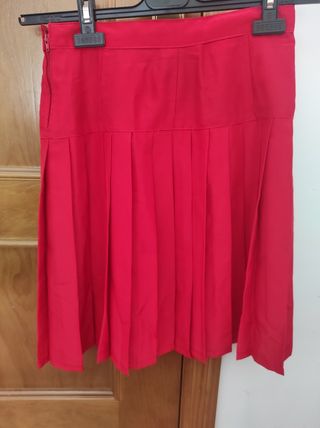 Falda roja rodillera