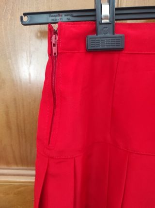 Falda roja rodillera