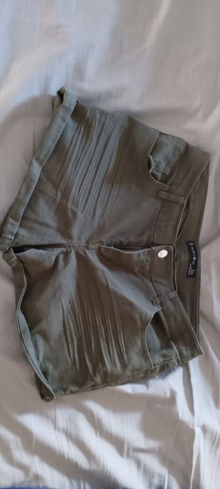 Pantalón corto verde militar