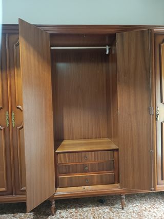 Armario, mesitas y cómoda