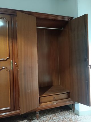 Armario, mesitas y cómoda