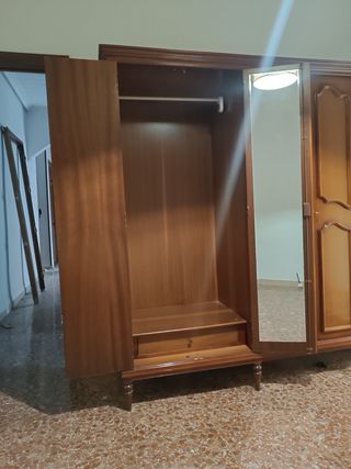 Armario, mesitas y cómoda