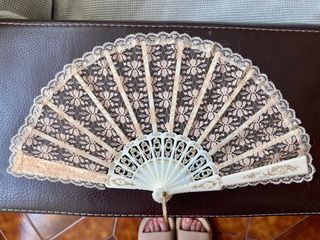 Abanico de puntilla blanco y beige