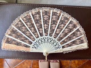Abanico de puntilla blanco y beige