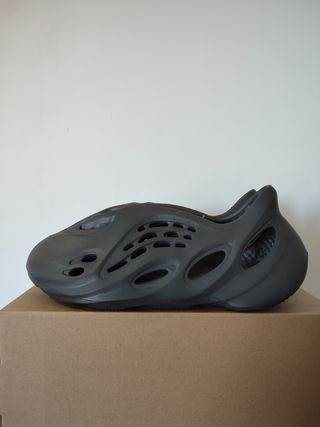 Yeezy Foam RnR Carbon