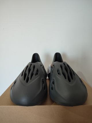 Yeezy Foam RnR Carbon