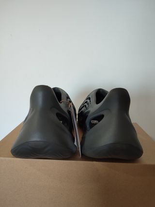 Yeezy Foam RnR Carbon