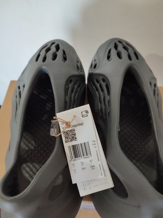 Yeezy Foam RnR Carbon