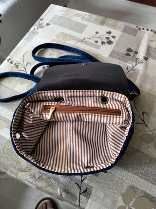 Mini mochila terciopelo.