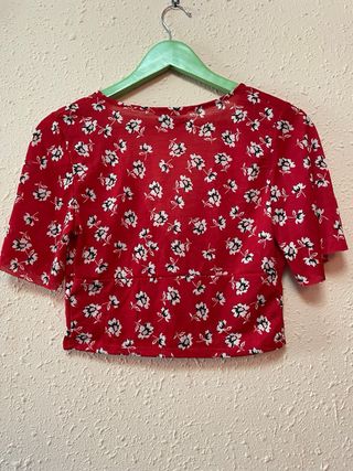 Top rojo con flores blancas