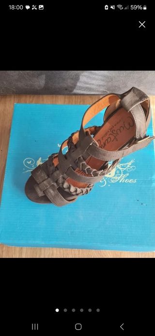 Sandalias piel marrón Mustang