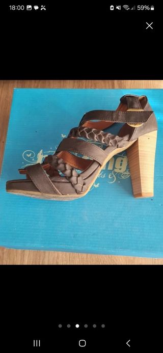 Sandalias piel marrón Mustang