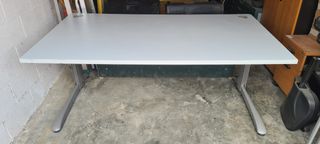Mesa de despacho y seis sillas