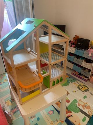 Casa de muñecas de madera Hape con mobiliario