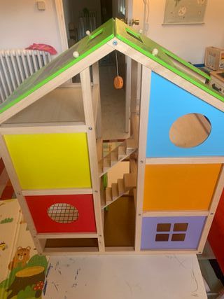 Casa de muñecas de madera Hape con mobiliario
