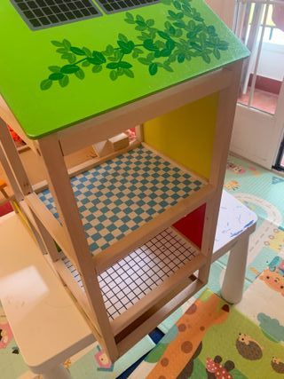 Casa de muñecas de madera Hape con mobiliario