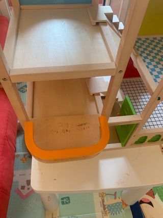 Casa de muñecas de madera Hape con mobiliario