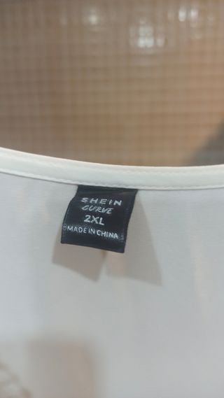 Camisa/ camisola/ blusa. Cuello en pico